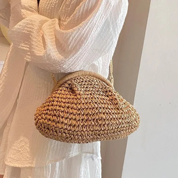 Women's shell-shaped straw beach shoulder bag with chain detail in beige colour