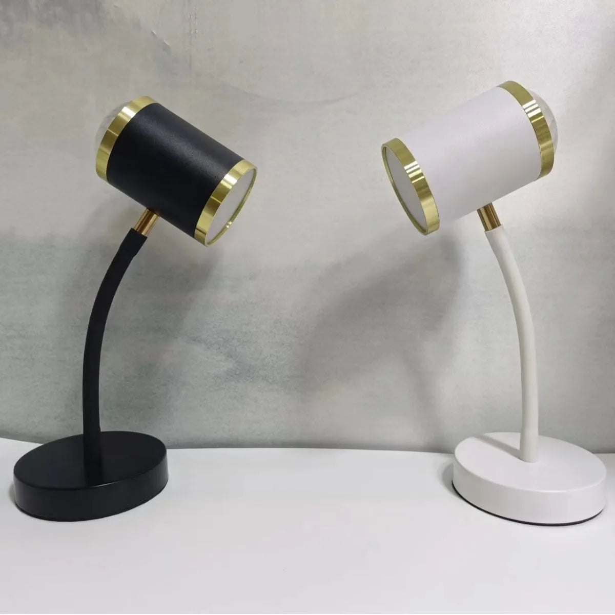 Black double-headed photography studio lamp with two adjustable light heads on 32cm metal frame