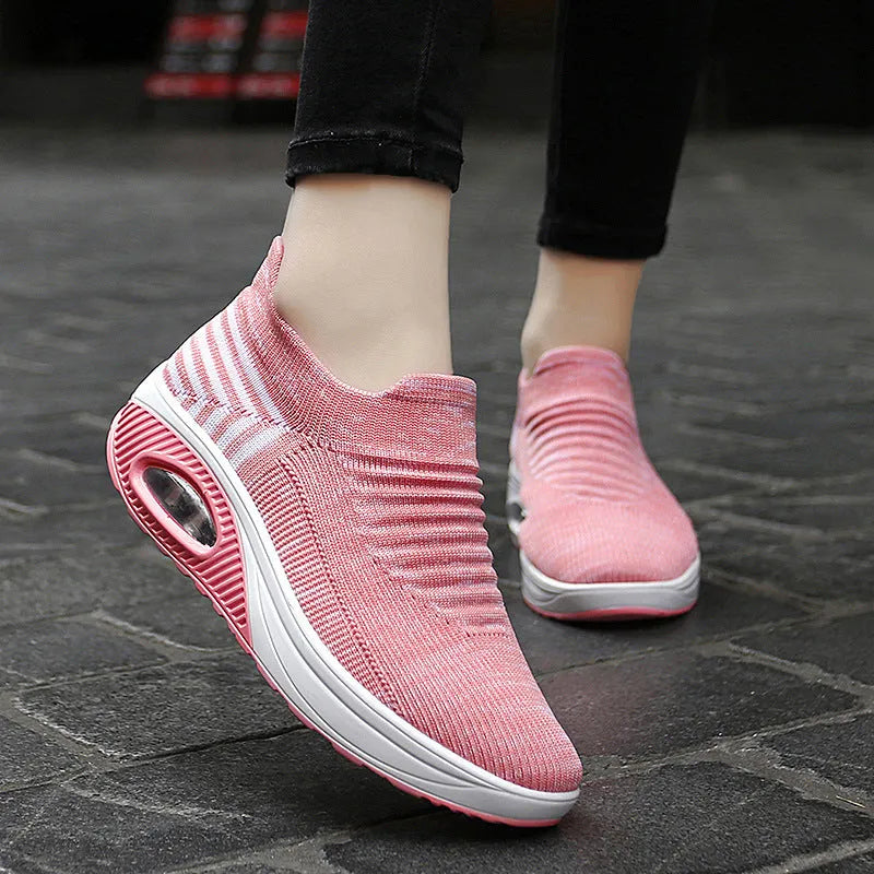 Women's platform slip-on rocking shoes in black, side view, Flyknit upper, round toe