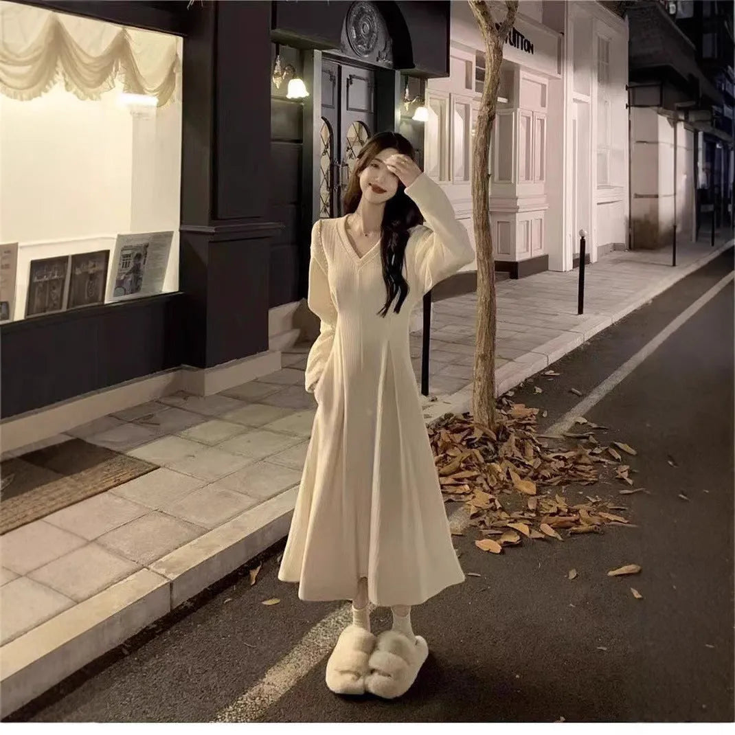 Women's polyester knitted dress with V-neck collar and princess sleeves in milky white