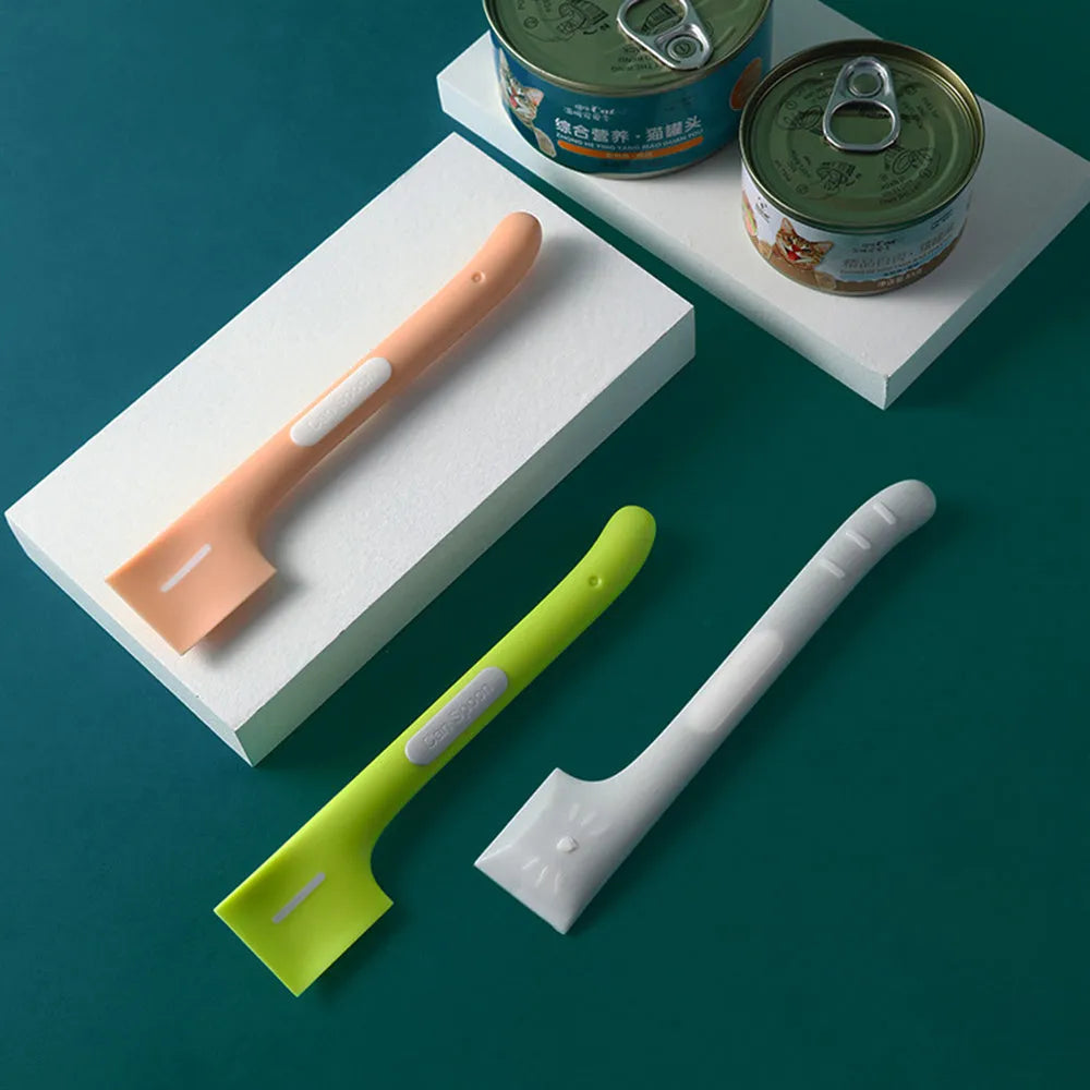 Long-handled pet feeding spoon for canned food with right-angle scraping edge