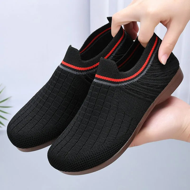 Flyknit-side casual non-slip one pedal shoes in black with mesh upper and rubber sole, low heel