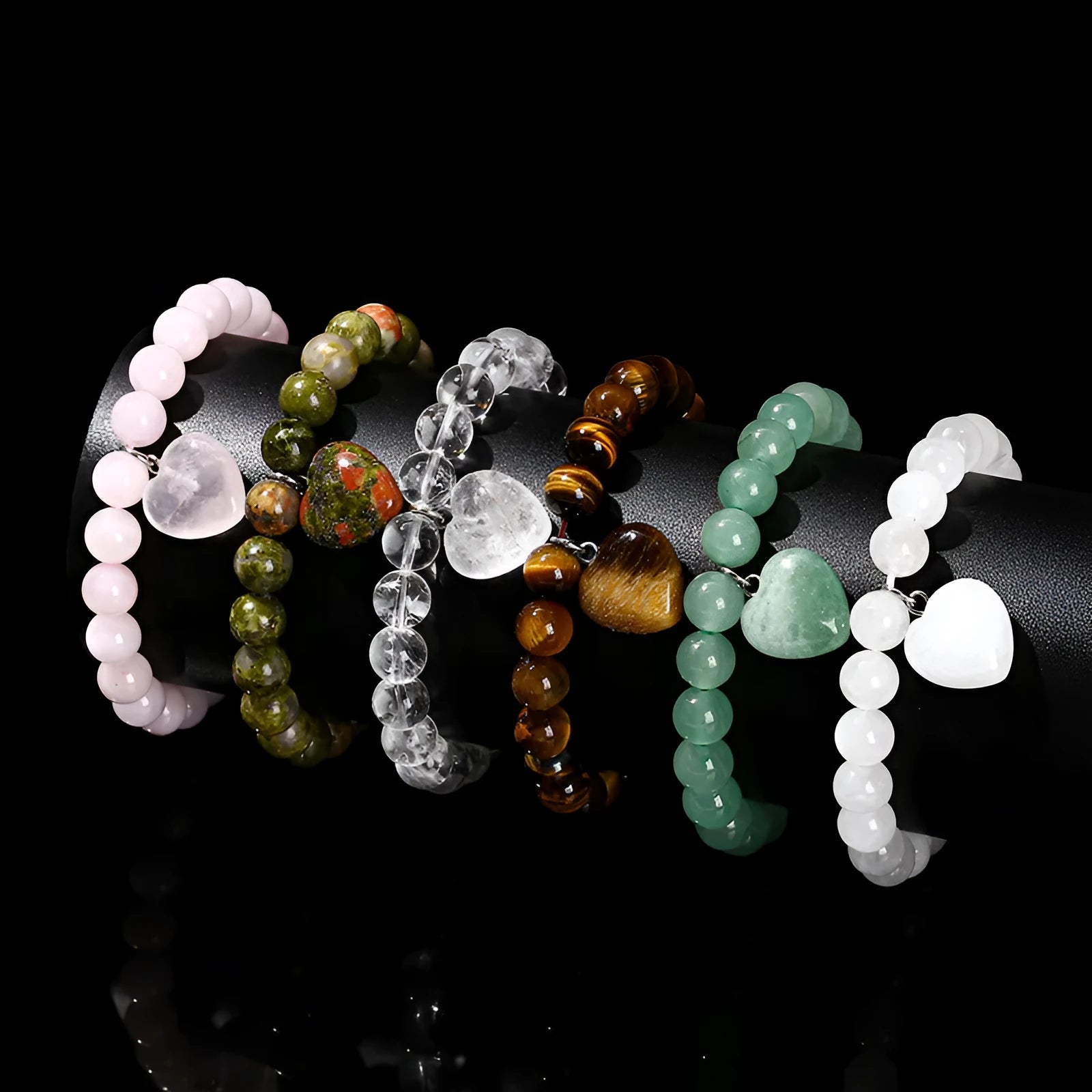 Natural stone love pendant bracelet for women with heart-shaped geometry, in various colours.