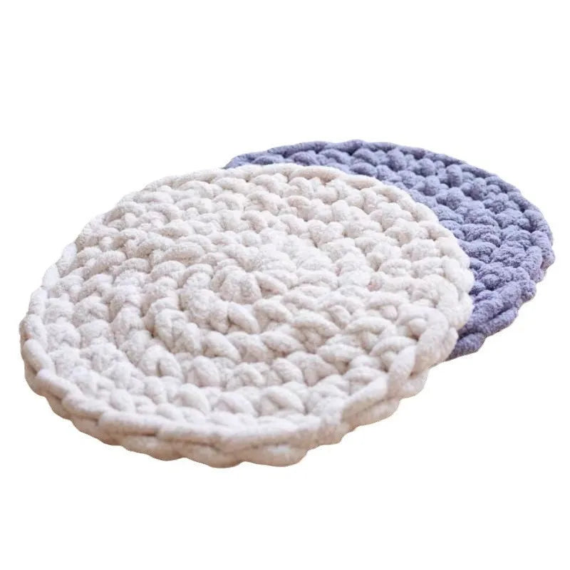 Hand-woven thermal knitting pet mat in cream colour with chenille wool texture, suitable for dogs and cats