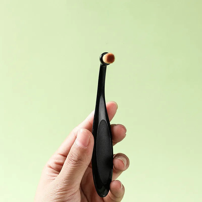 Black fibre silk pet tear brush for cats, makeup-brush style tear stain cleaning tool.