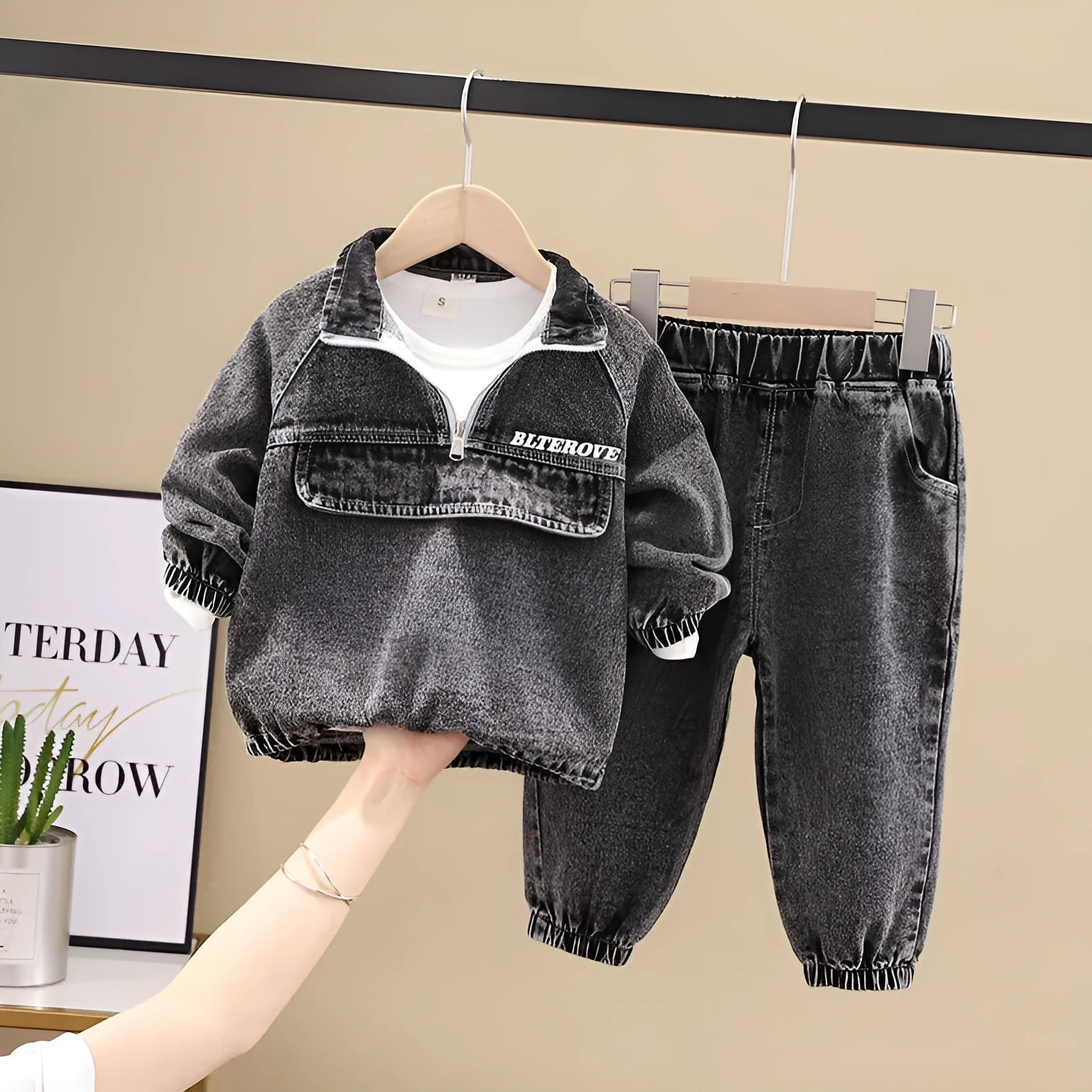 Boys wearing black denim two-piece suit set with long sleeves, Korean-style children's clothing