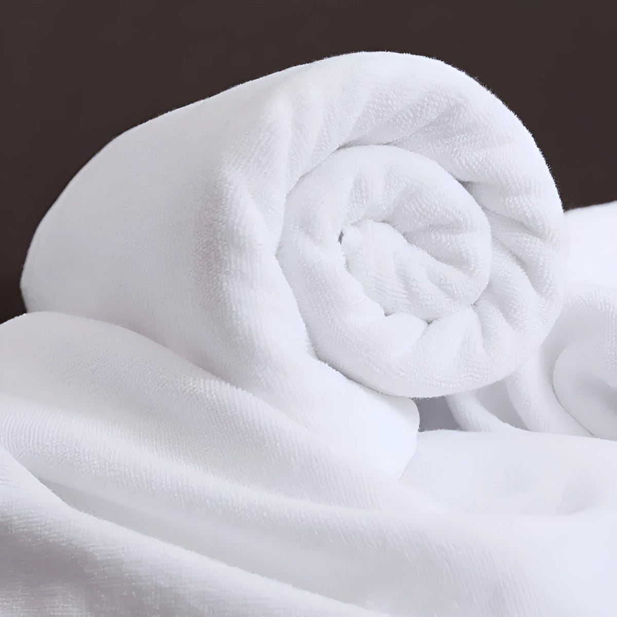 White thickened cotton bath towel measuring 100x200cm weighing 800g with plain weave texture