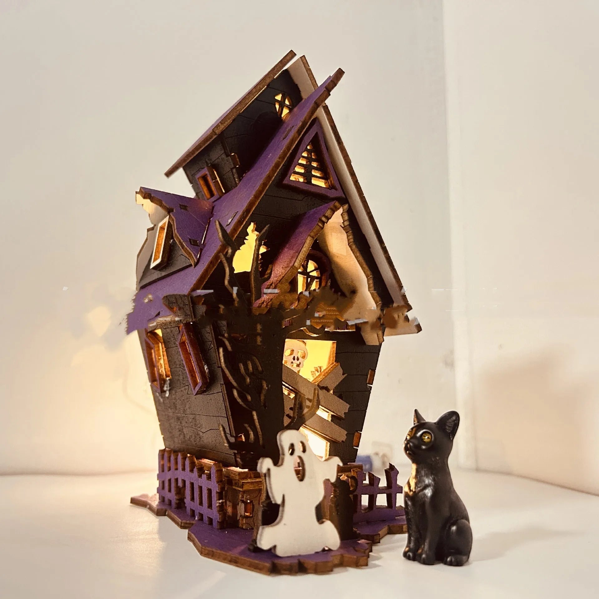 Wooden DIY haunted house Halloween decoration with luminous paint measuring 14x10.5x19cm