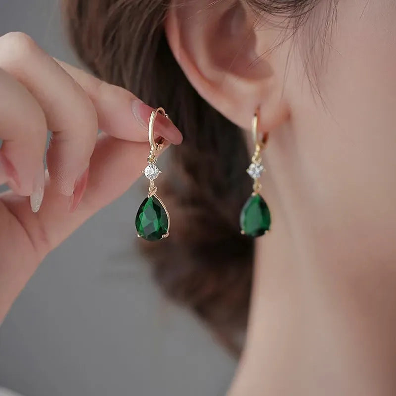 Emerald green geometric teardrop alloy earrings with drop design