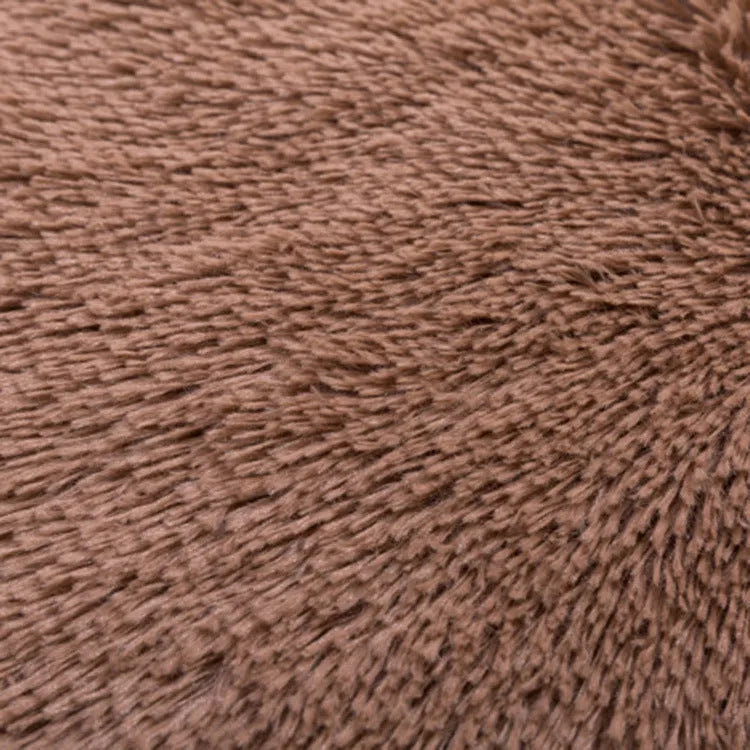 Pet nest in plush material with anti-slip water-resistant bottom, shown in four sizes and five colours