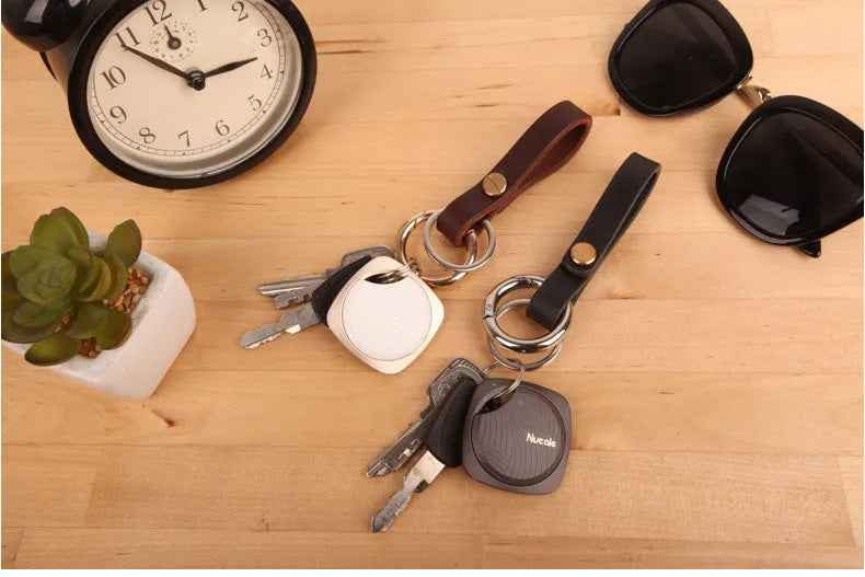 Bluetooth tracker key finder in aluminium alloy and polycarbonate, 40x40x7.9mm, 85-90dB ringer, black colour