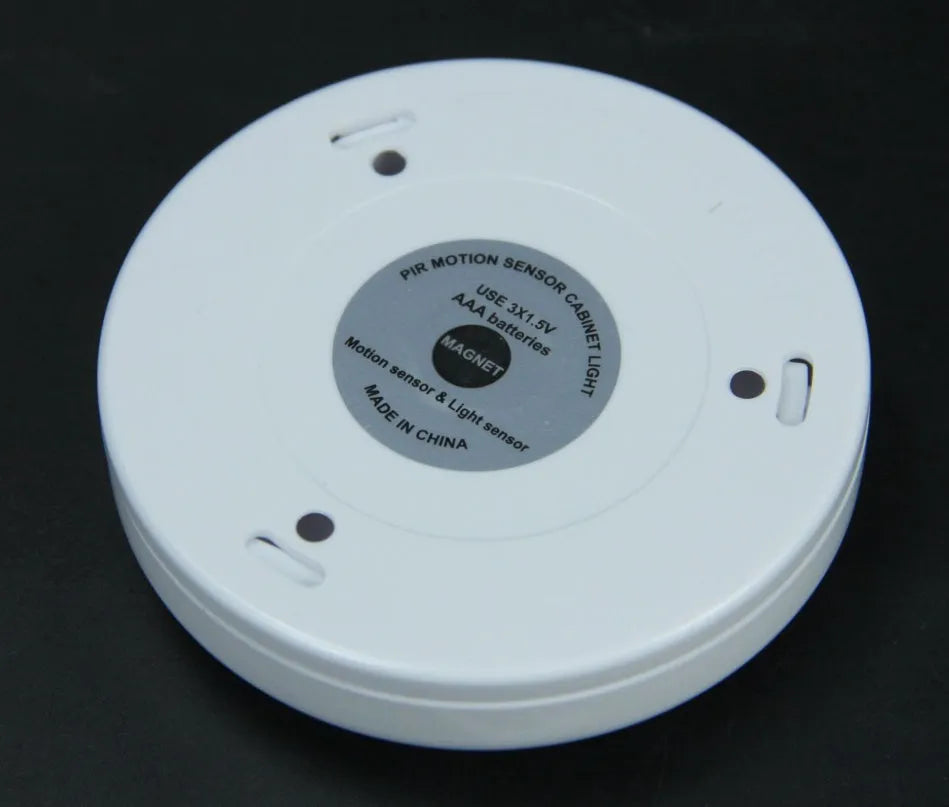 6LED motion sensor nightlight with strong magnet, white body, mounted on a ceiling corner, with motion detection arrows shown