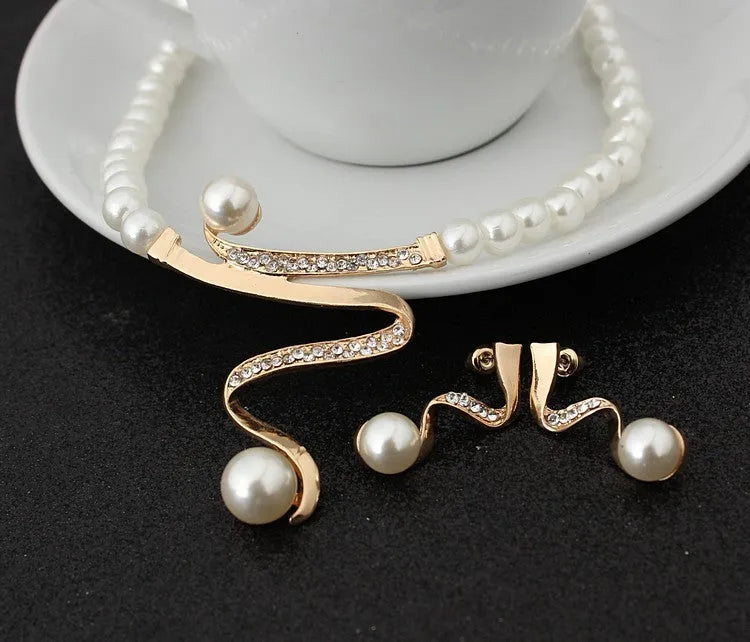 Gold colour pearl necklace and earrings set with deep V clavicle design and drop-shaped earrings