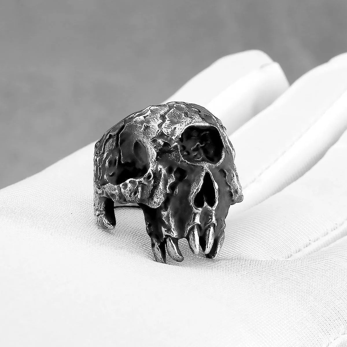 Alloy skull ring with one-eyed design in electroplated metallic finish for punk hip hop jewellery