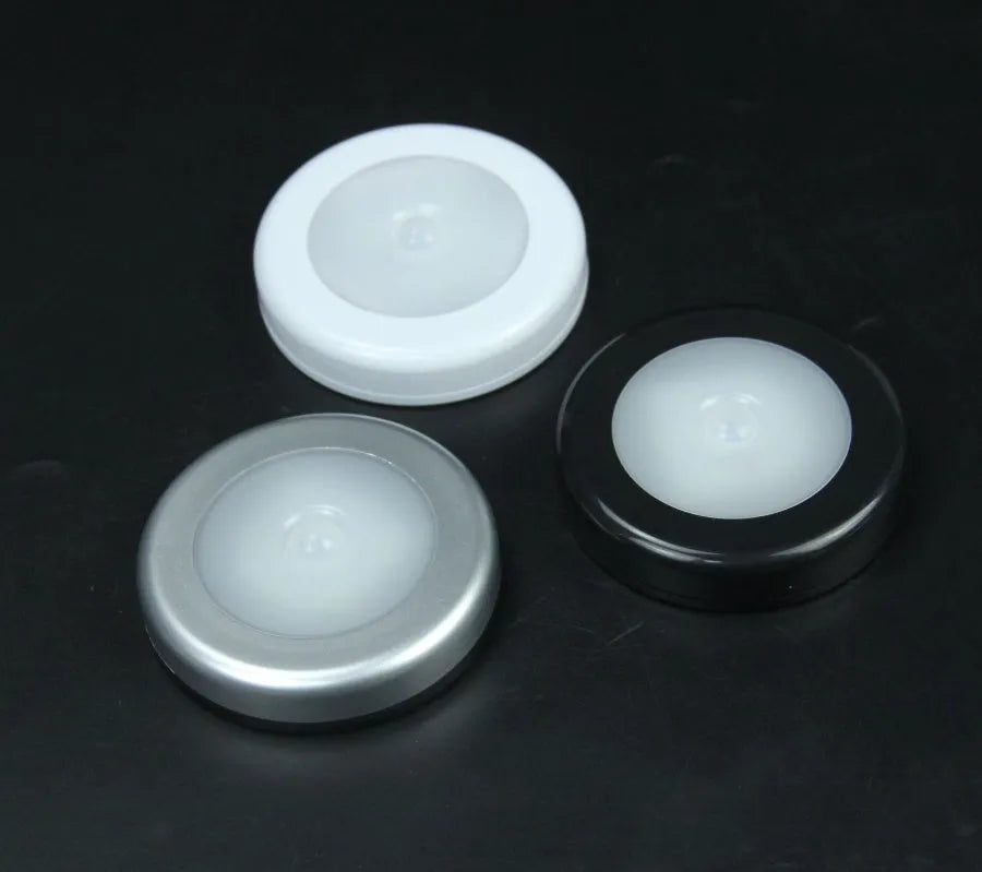 6LED motion sensor nightlight with strong magnet, white body, mounted on a ceiling corner, with motion detection arrows shown