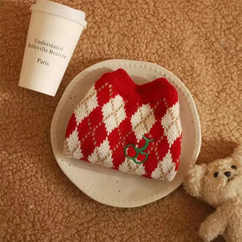 Red cat sweater with rhombic embroidery pattern for autumn and winter wear