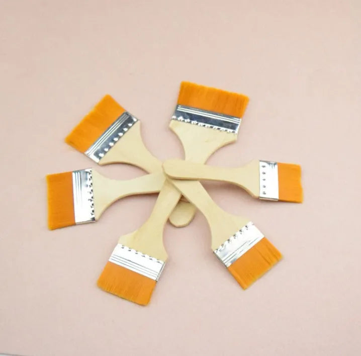 Nylon board paint brush with wooden handle in raw wood colour, model numbered set for oil painting