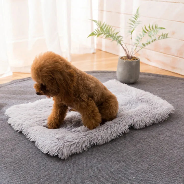 Pet nest in plush material with anti-slip water-resistant bottom, shown in four sizes and five colours