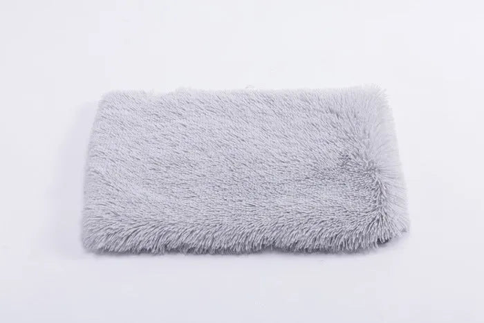 Pet nest in plush material with anti-slip water-resistant bottom, shown in four sizes and five colours