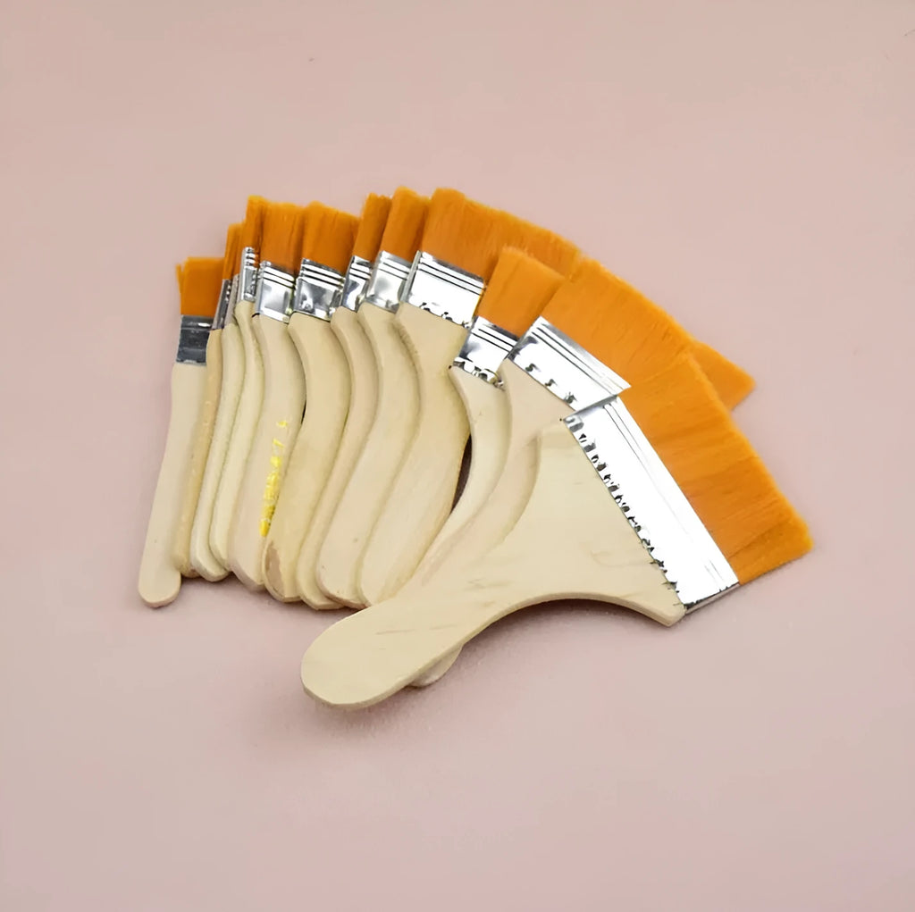 Nylon board paint brush with wooden handle in raw wood colour, model numbered set for oil painting