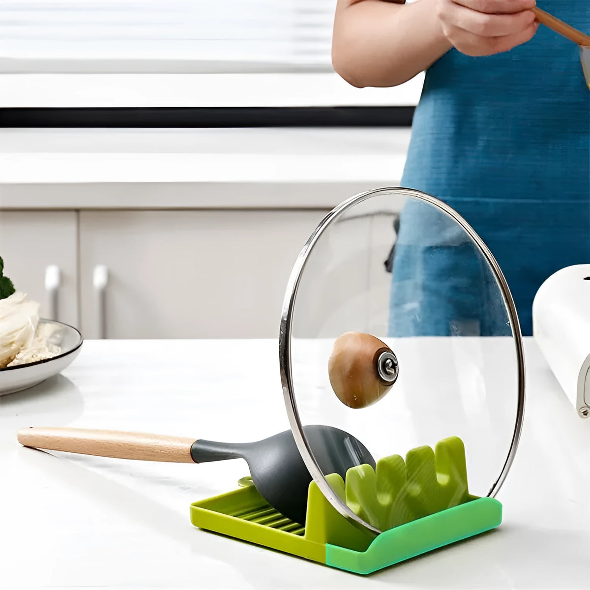 Food-grade silicone spatula holder in green with four holes for kitchen utensils, size 14.5x13x5cm