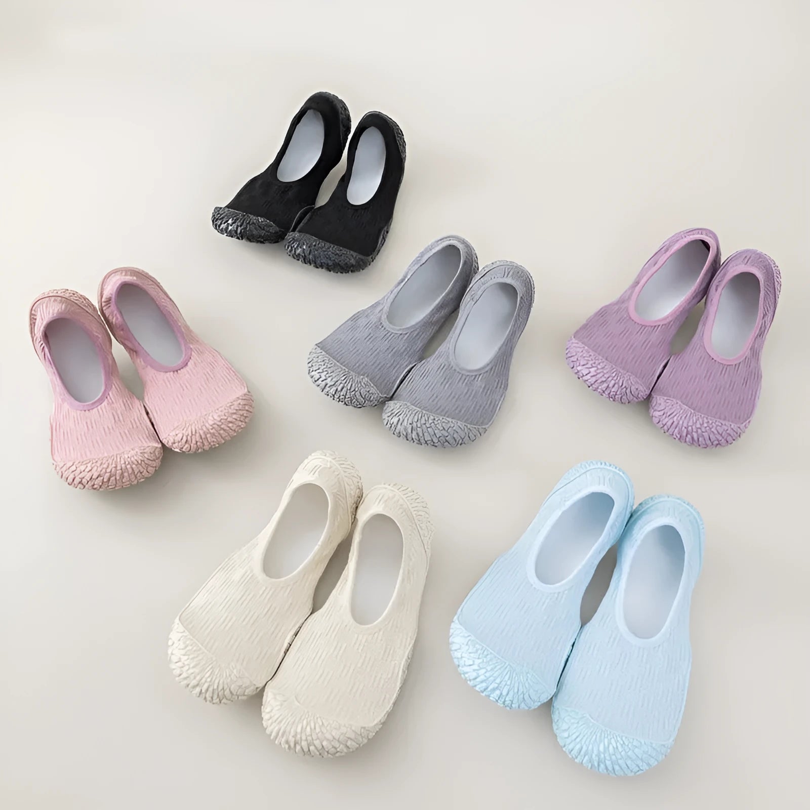 Women's low-top indoor fitness shoes in a solid colour with a mesh upper and soft rubber sole.