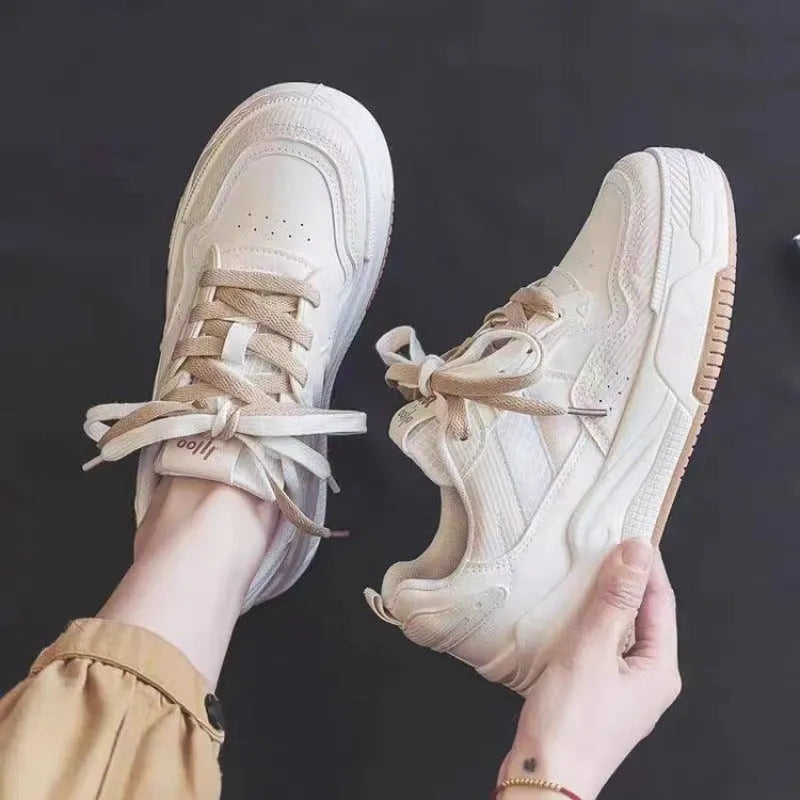 Women's low top sneaker in beige and pink with rubber sole