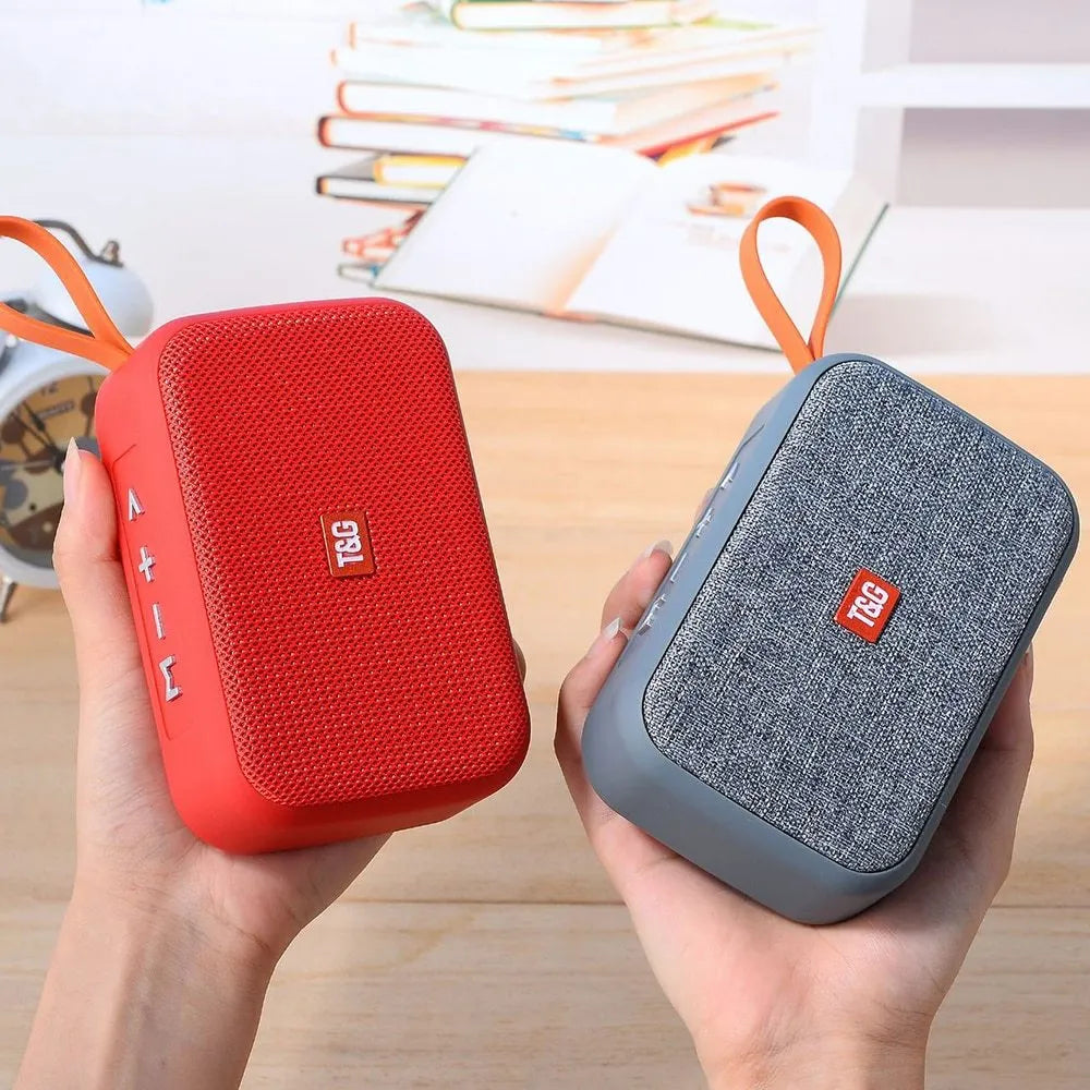 Portable Bluetooth speaker in black plastic shell with 123x46x81mm dimensions, FM radio and USB playback