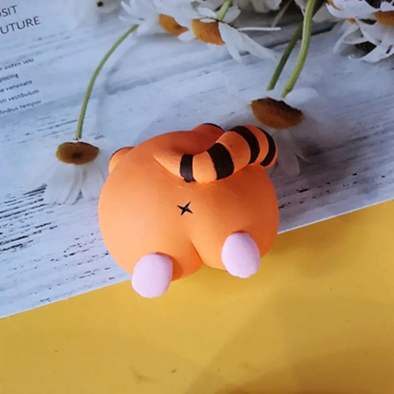 Car aromatherapy air outlet clip with diffuse stone holder, cute animal butt design, and 5 ml essential oil bottle