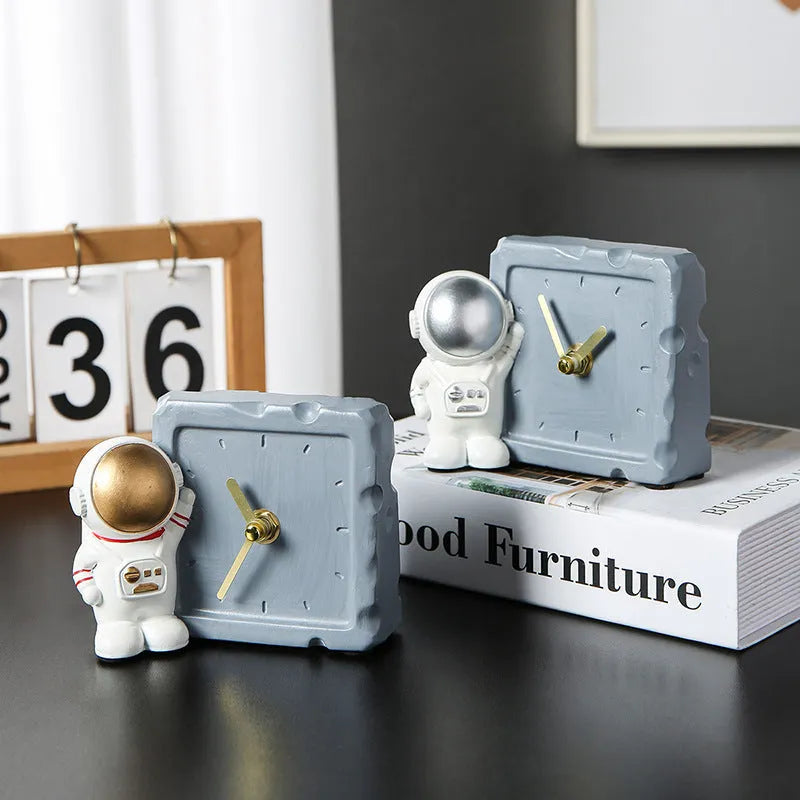 Astronaut character ornament in natural resin, Gold or Silver finish, for bookcase or desktop decoration