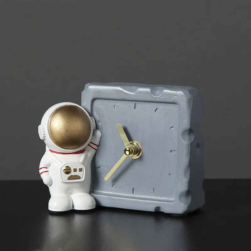 Astronaut character ornament in natural resin, Gold or Silver finish, for bookcase or desktop decoration