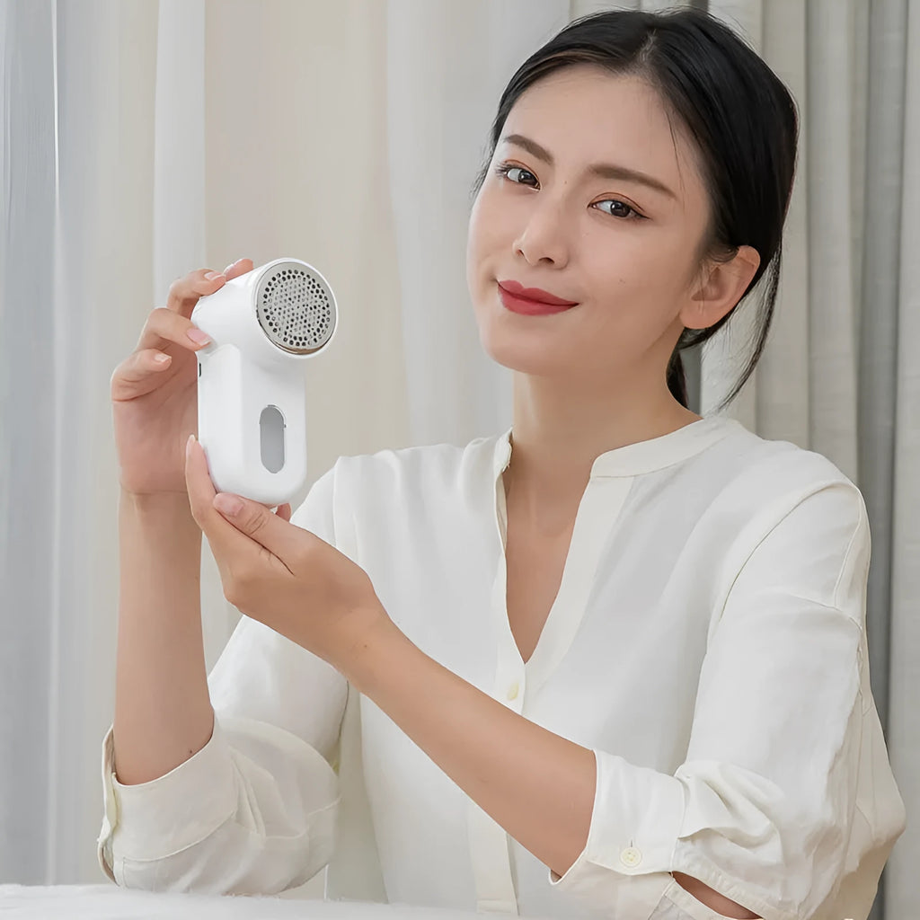 White portable electric lint remover trimmer with ABS body, rechargeable or dry battery option, and hair removal ball