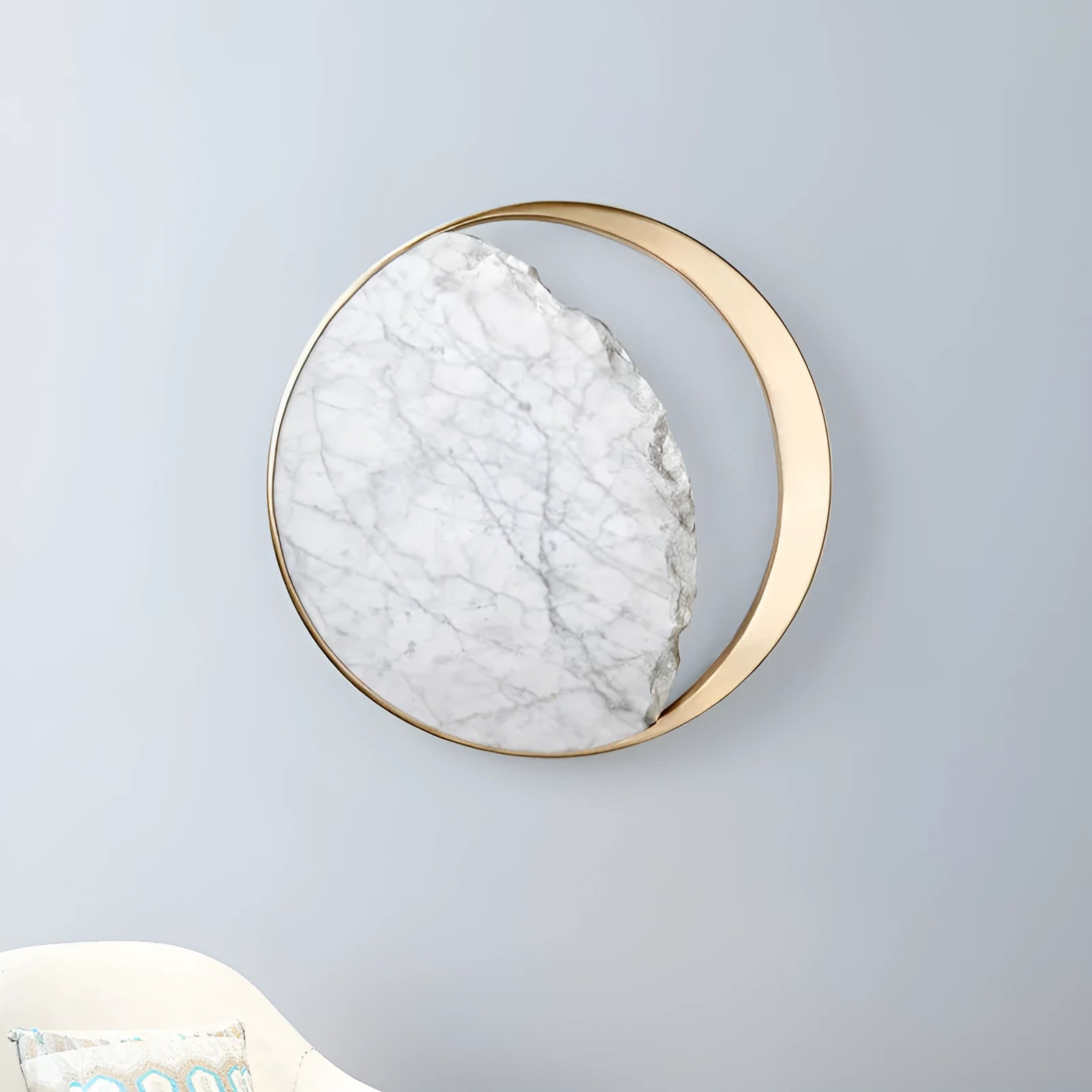Round marble and copper Eclipse LED wall sconce with a diameter of 25cm.