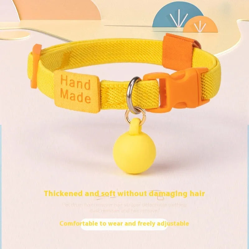 A monochrome elastic pet collar for small dogs in a choice of seven colours, adjustable from 22 to 32 cm.