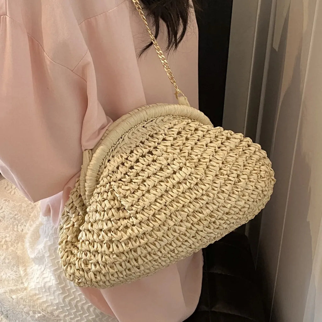 Women's shell-shaped straw beach shoulder bag with chain detail in beige colour