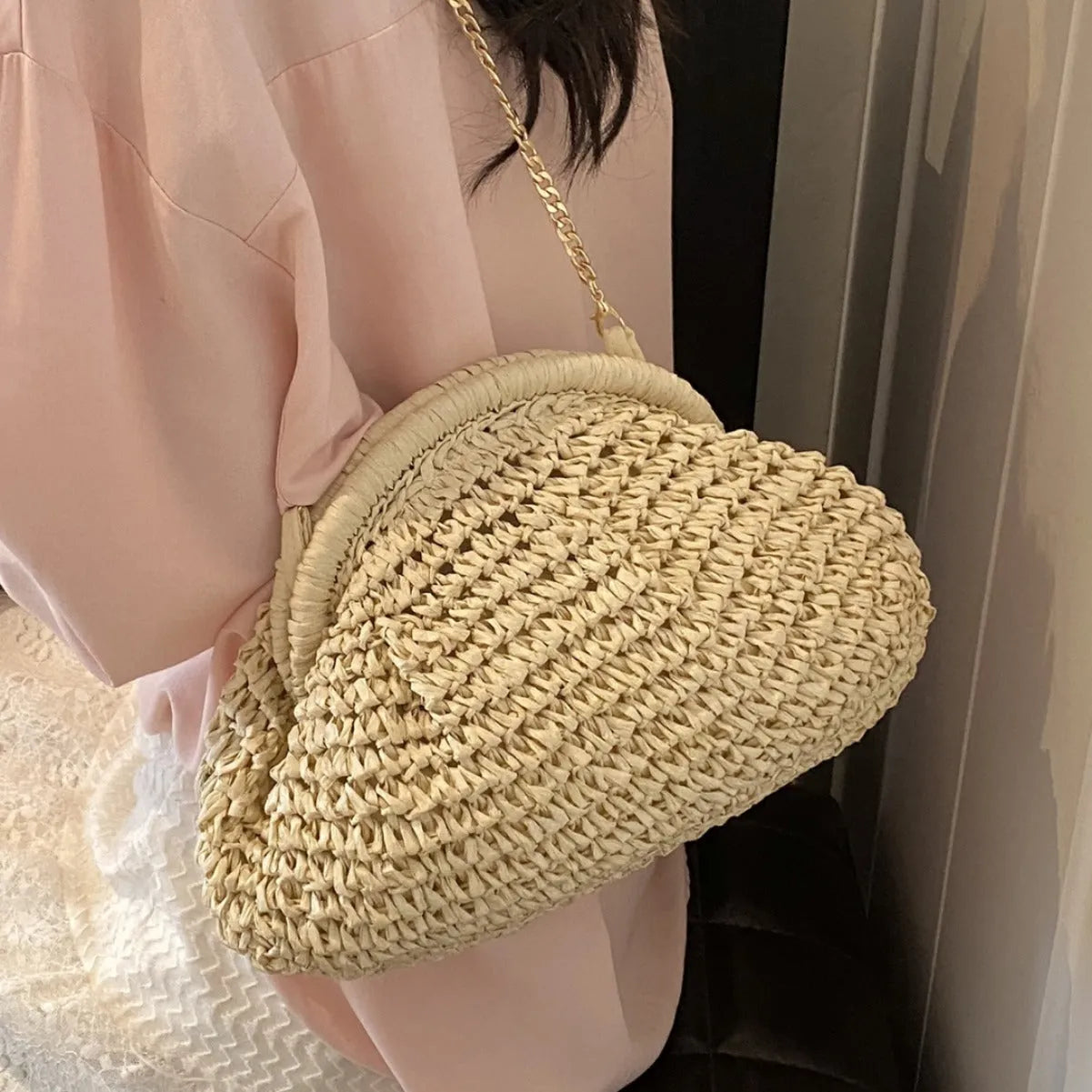 Women's shell-shaped straw beach shoulder bag with chain detail in beige colour