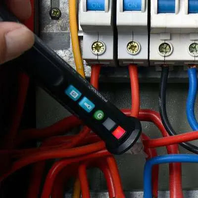 Intelligent voltage test pen for electrical line detection with automatic shut-off function