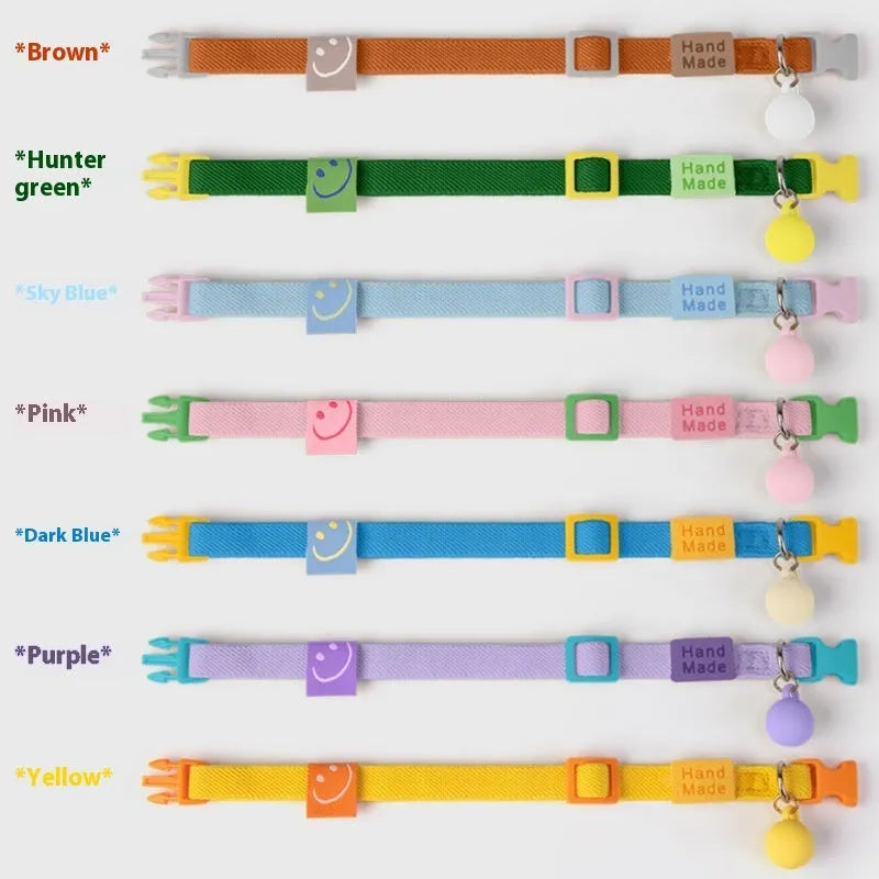 A monochrome elastic pet collar for small dogs in a choice of seven colours, adjustable from 22 to 32 cm.