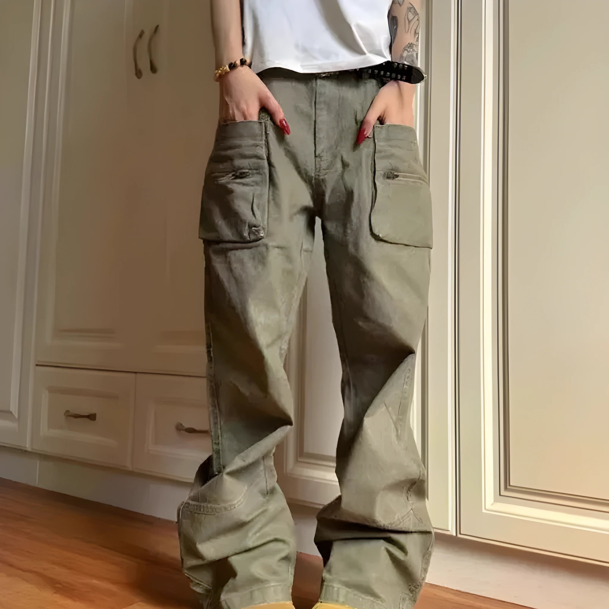 Double zipper workwear casual pants in cotton fabric with pocket design available in black and green