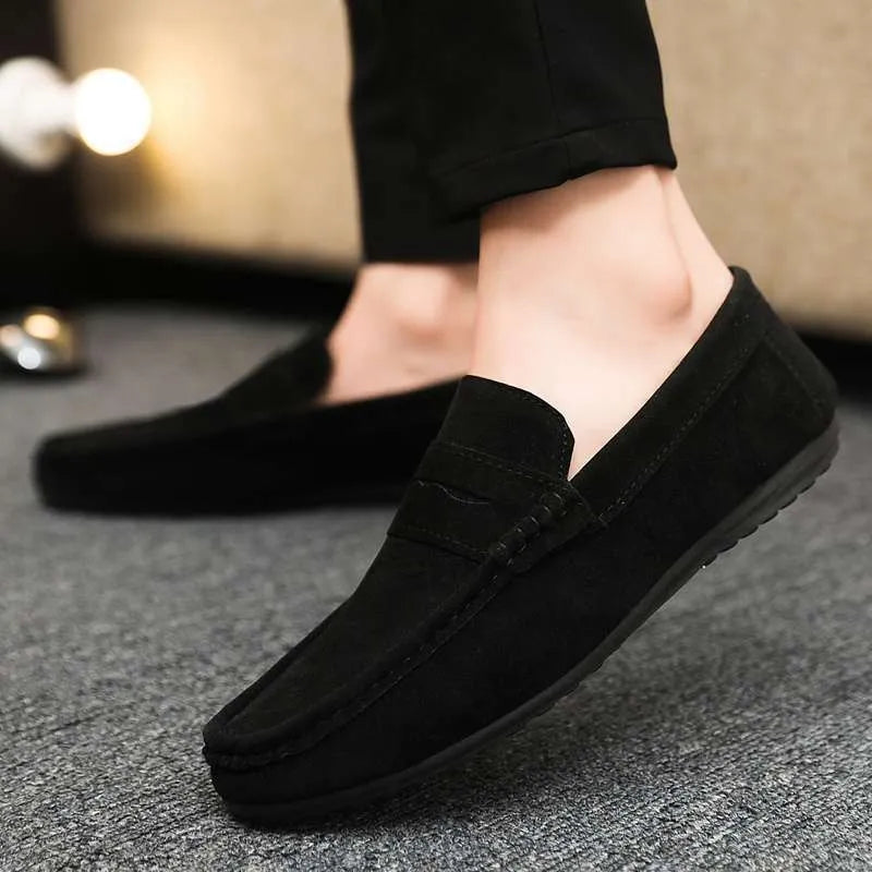 Men's black Gommino Korean fashion slip-on shoes with round toe and rubber sole