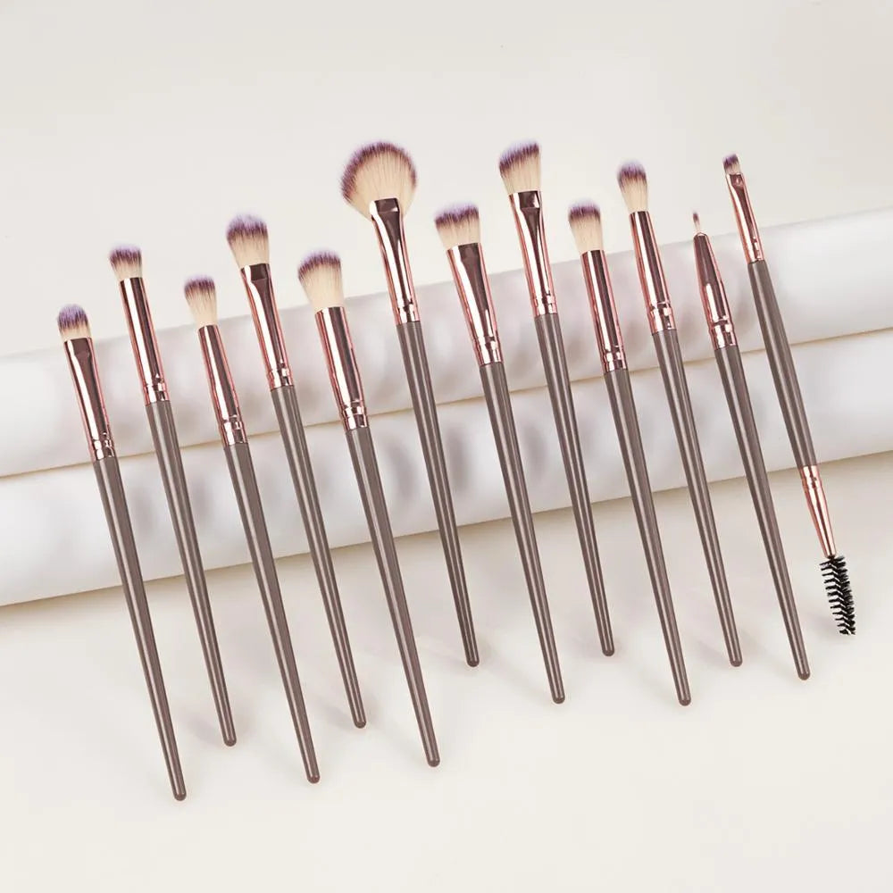 7-piece eyeshadow brush set with rayon bristles and long plastic handles in brown and black colour options