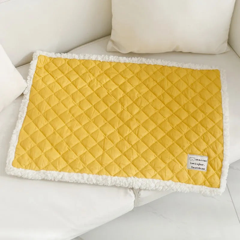 Quilted cloth pet blanket for cats in blue, shown on a cat bed, with size options M, L, and XL.