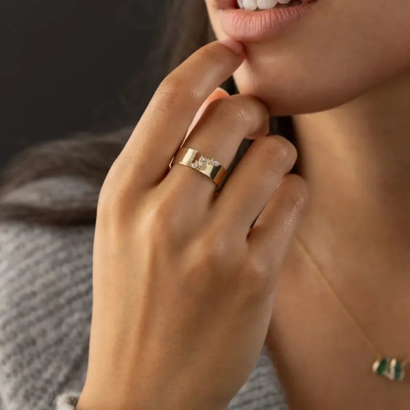 Gold electroplated copper women's ring with shining zircon centrepiece