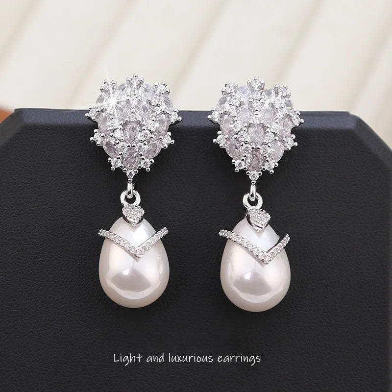 Women's drop-shaped pearl earrings with zircon stones and 18K gold finish