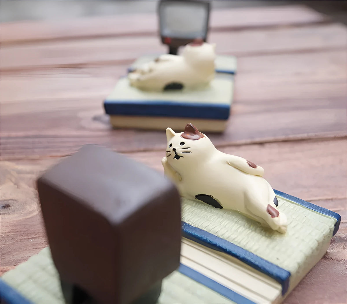 Hand-painted Japanese cat mobile phone holder with 1.3cm slot in tatami TV and hot spring styles