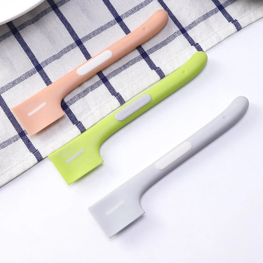 Long-handled pet feeding spoon for canned food with right-angle scraping edge