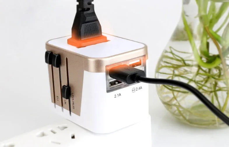 Universal travel adapter 8A 2000W in black, compact 54x68x51mm for over 180 countries