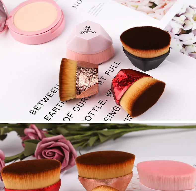 Magic Foundation Brush with dense artificial fibre bristles and round protective case, 6cm total length