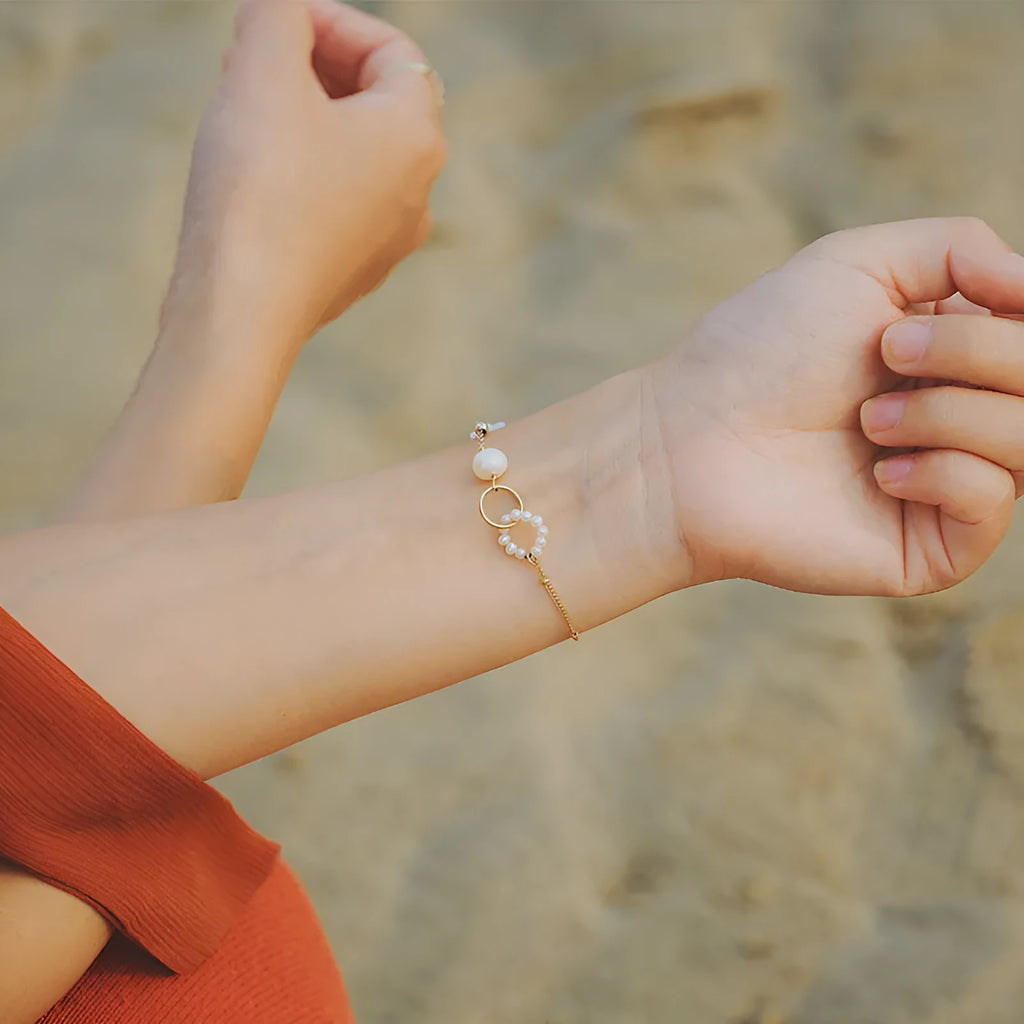 Women's natural pearl bracelet with freshwater pearls and 14k gold-plated fittings