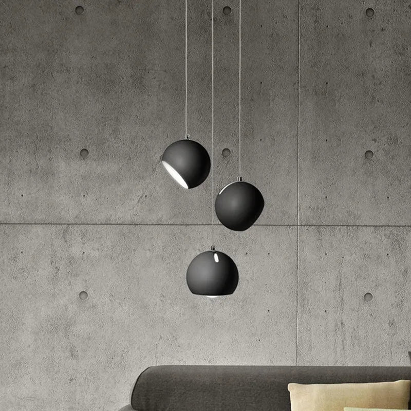 Post-modern ball chandelier table lamp with Nordic design in Bianco Sardina colour on wooden table